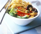Chinesische Eiernudeln mit Gemüse
