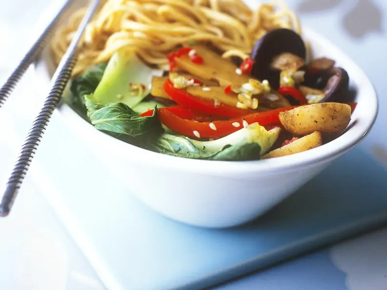 Chinesische Eiernudeln mit Gemüse