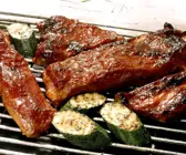 Schweinerippen und Zucchini vom Grill