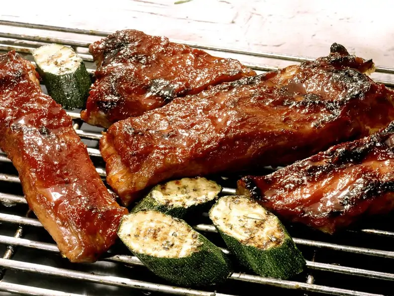 Schweinerippen und Zucchini vom Grill