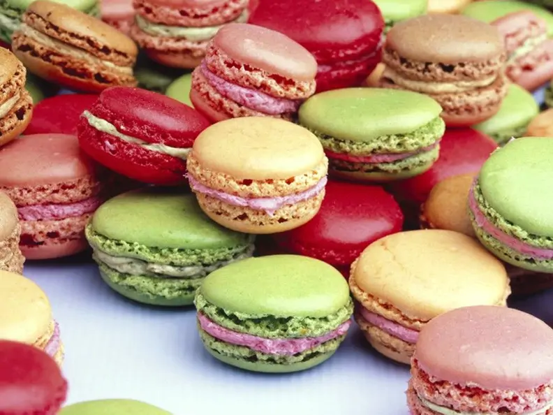 Bunte Macarons (französisches Kleingebäck)