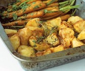 Gebackene Kartoffeln und Möhren