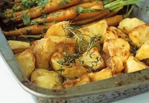 Gebackene Kartoffeln und Möhren