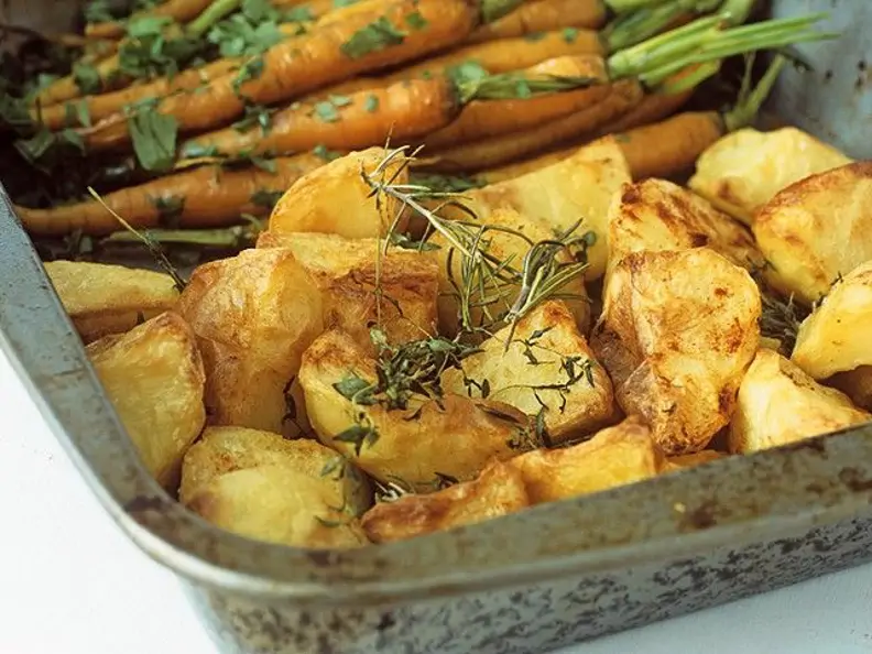 Gebackene Kartoffeln und Möhren