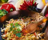 Nudeln mit Gemüse aus dem Wok