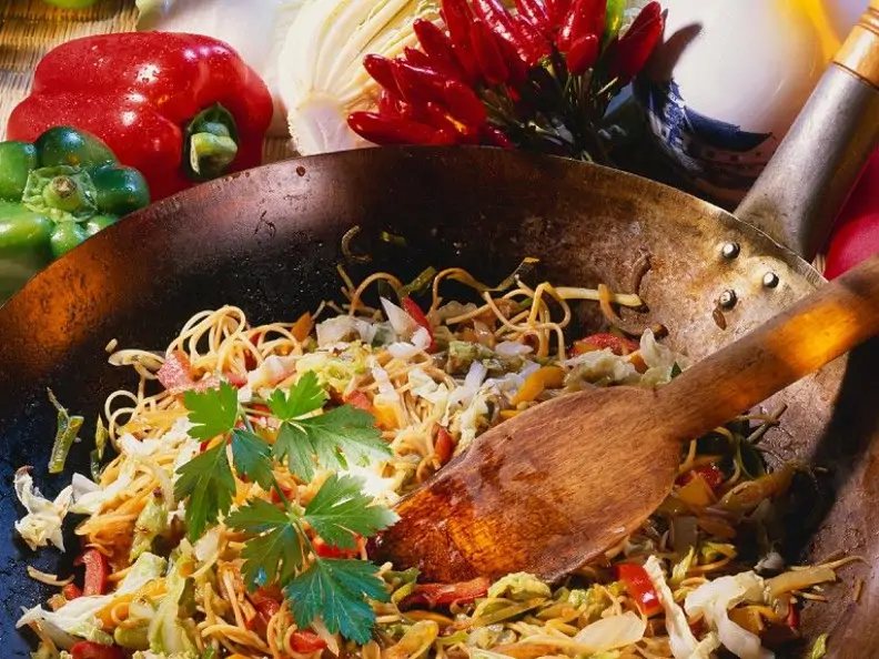 Nudeln mit Gemüse aus dem Wok