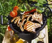 Gegrilltes Fleisch, Würstchen und Gemüse