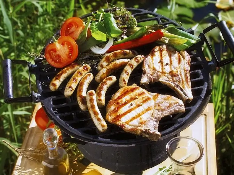 Gegrilltes Fleisch, Würstchen und Gemüse