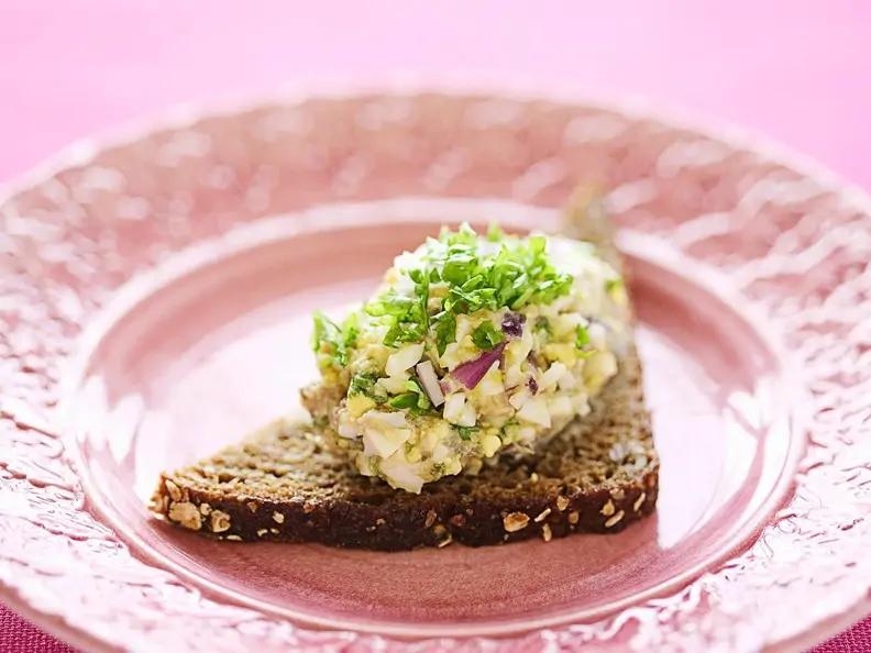 Eiersalat auf Vollkornbrot