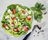 Kopfsalat mit Erdbeeren