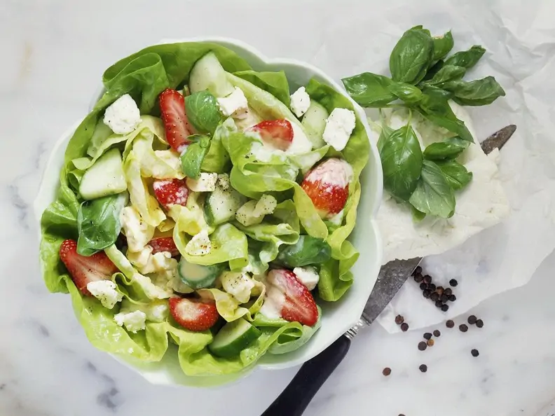 Kopfsalat mit Erdbeeren