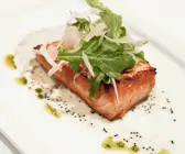Gebratener Lachs mit Salat