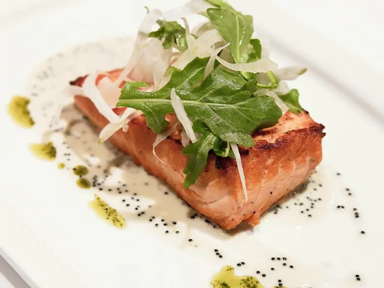 Gebratener Lachs mit Salat