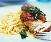 Hähnchen im Schinkenmantel mit Salbei