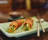 Lachs-Gemüseröllchen