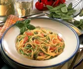 Nudeln mit Gemüse und Sahnesauce