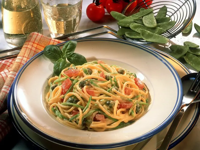 Nudeln mit Gemüse und Sahnesauce