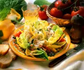 Sommersalat mit Putenstreifen
