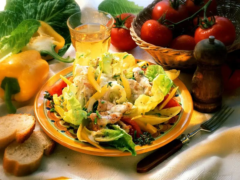 Sommersalat mit Putenstreifen