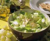 Blattsalat mit Käse und Walnussdressing