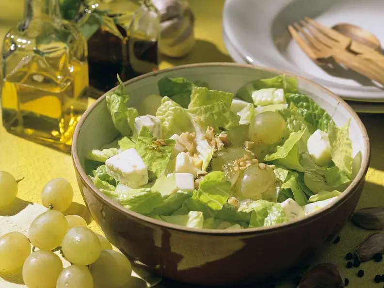 Blattsalat mit Käse und Walnussdressing