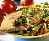 Bunter Salat mit Käse und Toast