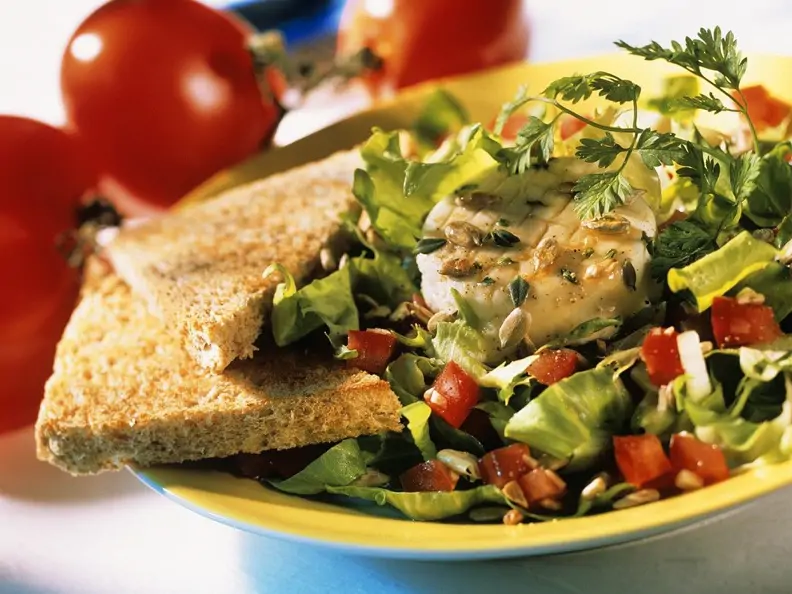 Bunter Salat mit Käse und Toast