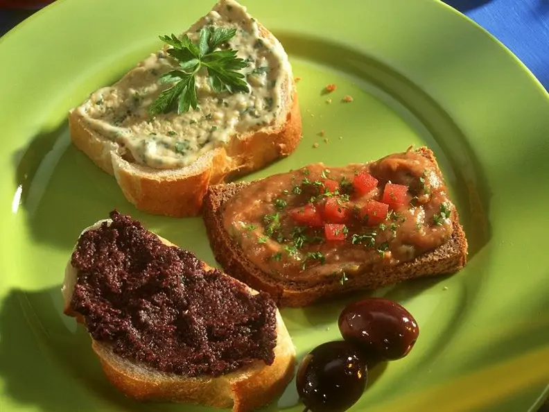Baguette mit dreierlei Aufstrichen
