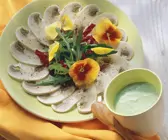 Champignon-Carpaccio mit Salat