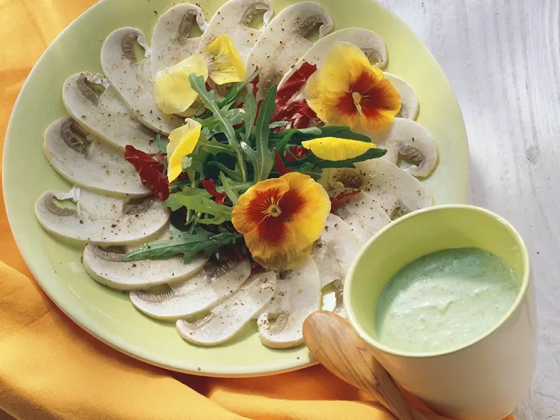 Champignon-Carpaccio mit Salat