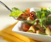 Fruchtiger Blattsalat mit Steakstreifen