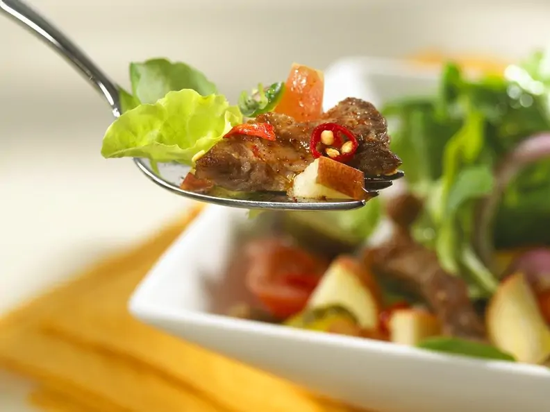 Fruchtiger Blattsalat mit Steakstreifen
