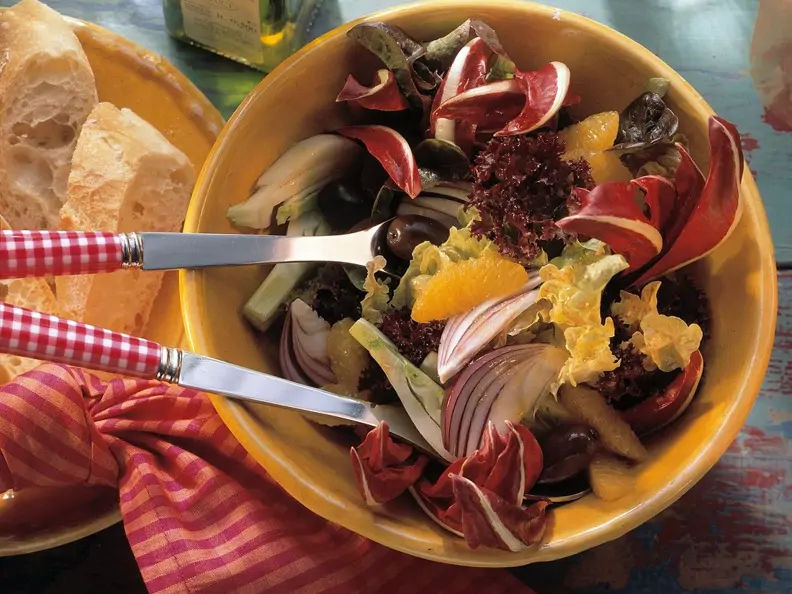Blattsalat mit Fenchel und Orangendressing