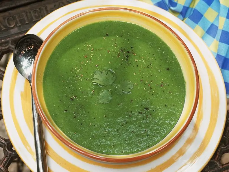 Meeresfrüchtesuppe mit Koriander