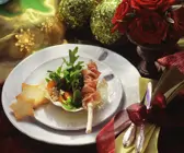 Salat im Parmesankörbchen