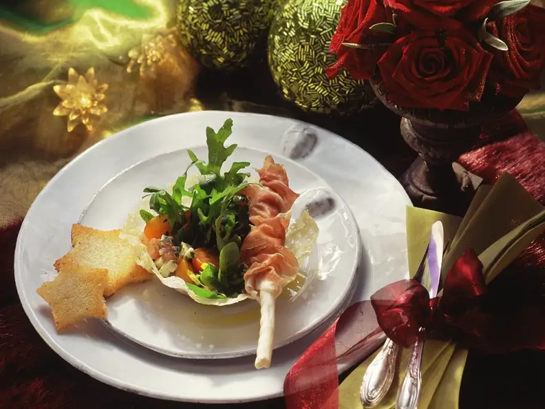 Salat im Parmesankörbchen