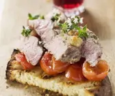 Steakstreifen mit Tomaten auf Röstbrot