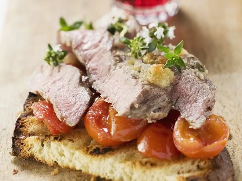 Steakstreifen mit Tomaten auf Röstbrot