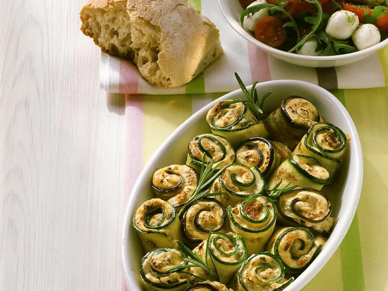 Gebackene Zucchiniröllchen