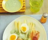 Spargel mit Parmaschinken und Basilikumcreme