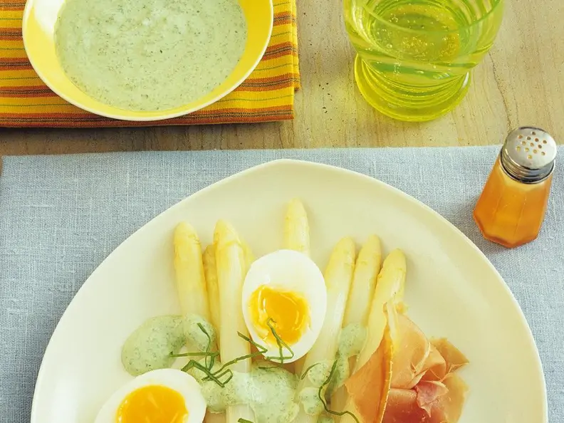Spargel mit Parmaschinken und Basilikumcreme