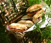 Sandwiches mit Käse, Salat und Birne