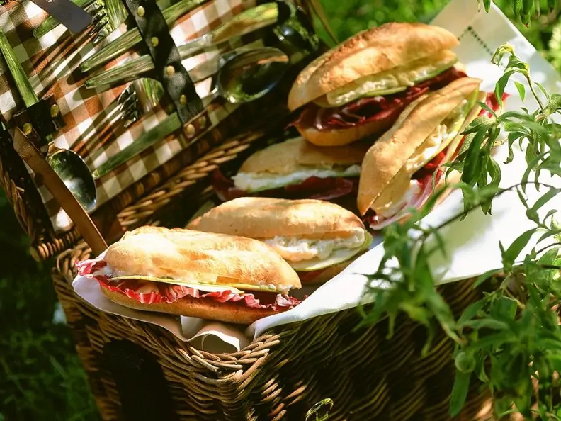 Sandwiches mit Käse, Salat und Birne