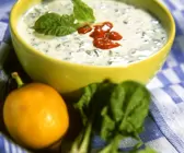 Kalte Joghurt-Spinatsuppe