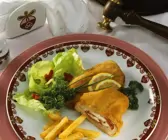 Kalbs-Cordon Bleu mit Tomate und Schafskäse