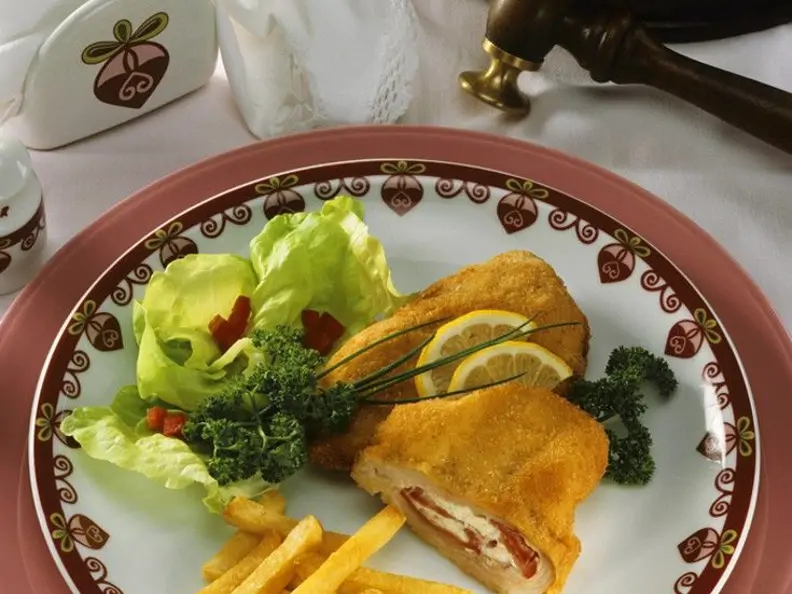 Kalbs-Cordon Bleu mit Tomate und Schafskäse
