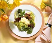 Blattsalat mit Ziegenkäse und Orangenvinaigrette