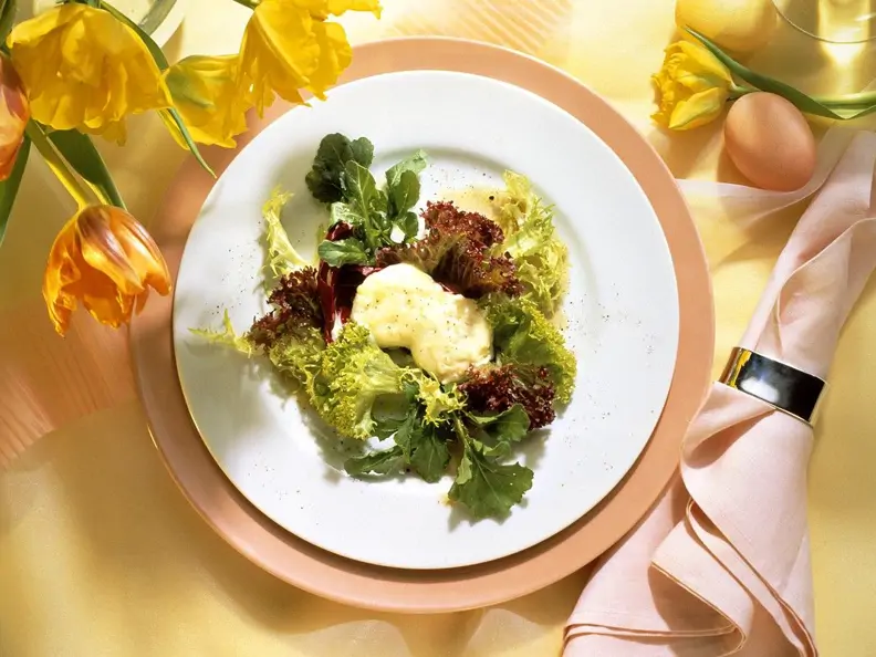 Blattsalat mit Ziegenkäse und Orangenvinaigrette