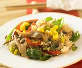 Vegane Reispfanne mit buntem Gemüse