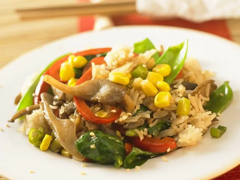 Vegane Reispfanne mit buntem Gemüse